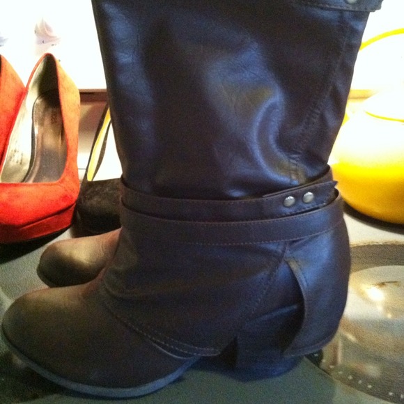 Brown pull on boots