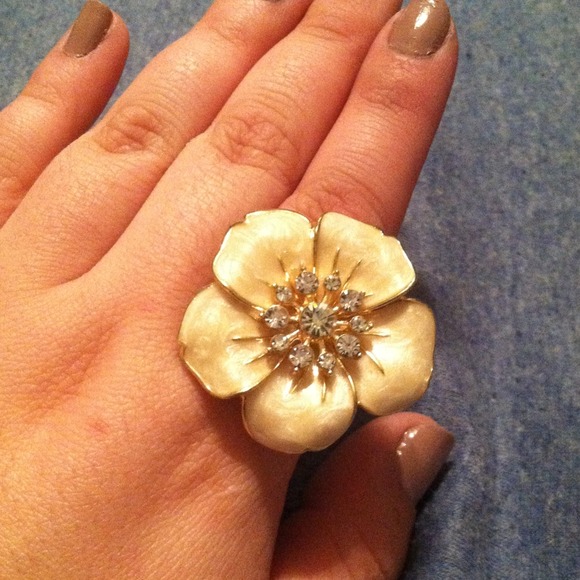 Capiz and gold stretch cocktail ring! Gorgeous