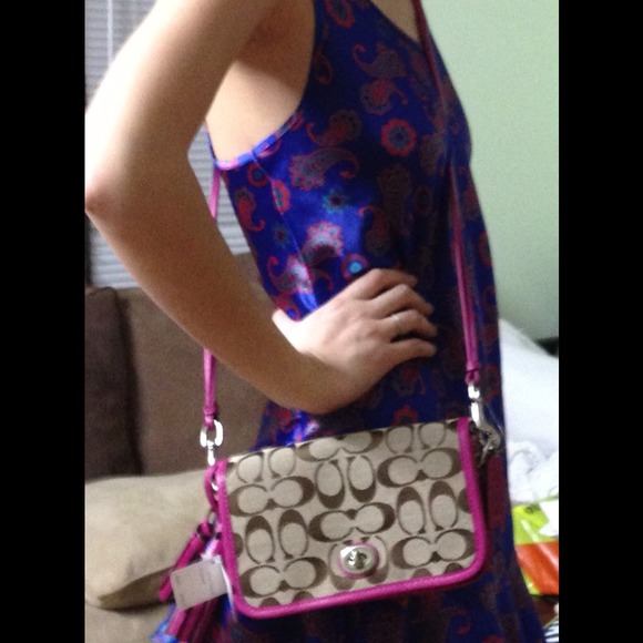 *SOLD* Authentic Coach Shoulder Bag - Picture 2 of 4