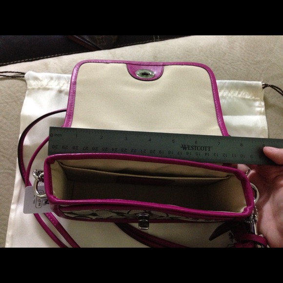 *SOLD* Authentic Coach Shoulder Bag - Picture 3 of 4