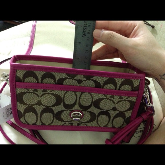 *SOLD* Authentic Coach Shoulder Bag - Picture 4 of 4