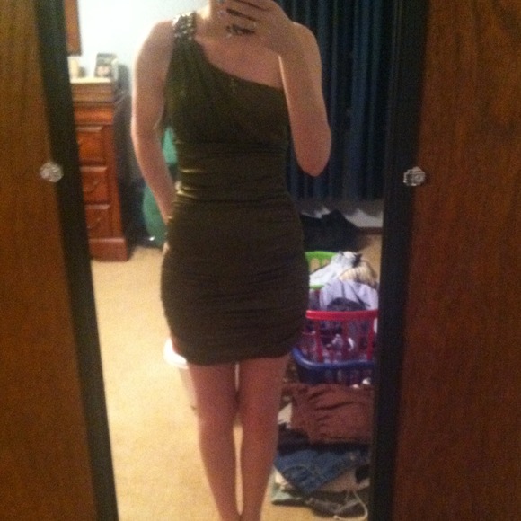 Ivory green dress with jewels on the sleeve