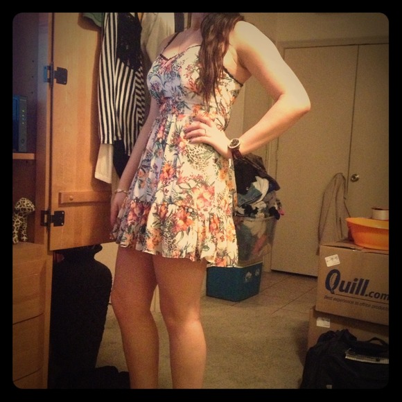 😢 Sold in my garage sale! Fun Flirty dress!