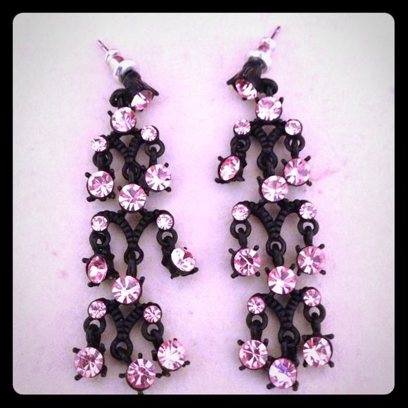 Sold in bundle🚫Claire's Black & Pink Earrings