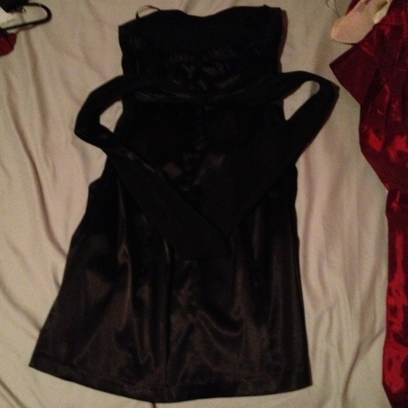 Tuxedo like LBD with cute buttons - Picture 2 of 3