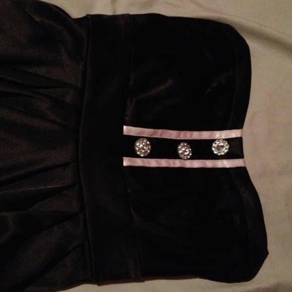 Tuxedo like LBD with cute buttons - Picture 3 of 3