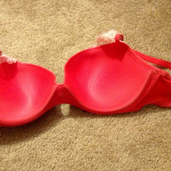 ❌SOLD IN BUNDLE❌Red lacy Victoria's Secret bra - Picture 2 of 3