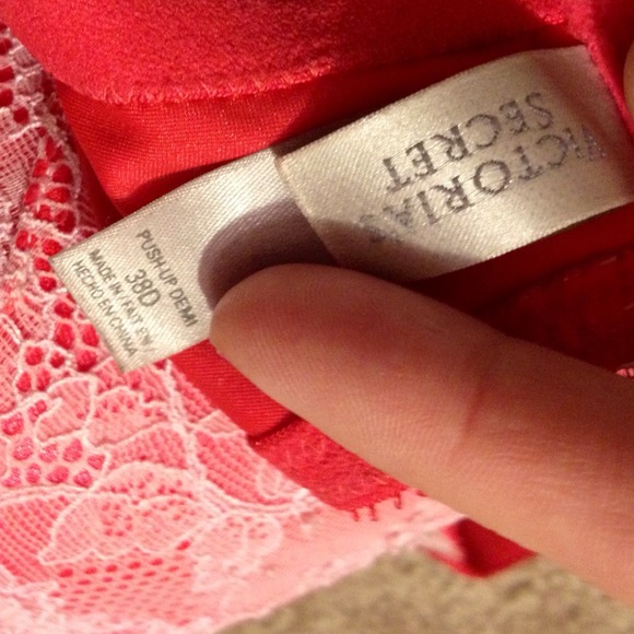 ❌SOLD IN BUNDLE❌Red lacy Victoria's Secret bra - Picture 3 of 3