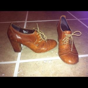 High heel laced shoes