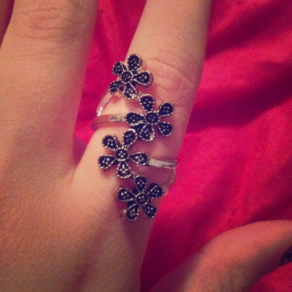 🚫SOLD🚫Adorable gold and black long flower ring! - Picture 1 of 2