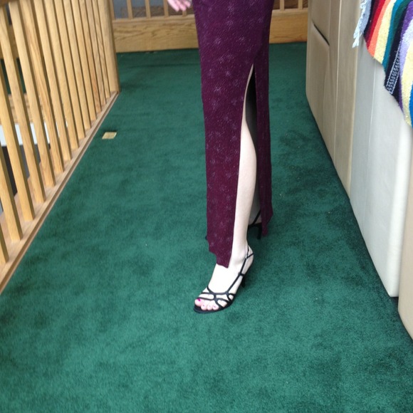 👗Burgundy Gown👗 - Picture 2 of 4