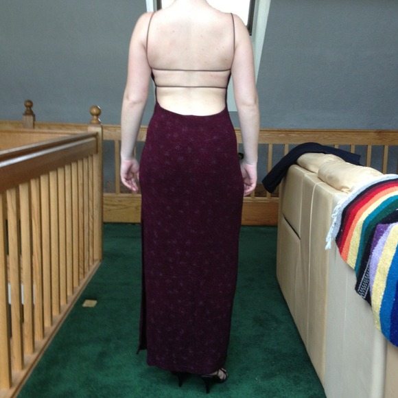 👗Burgundy Gown👗 - Picture 4 of 4