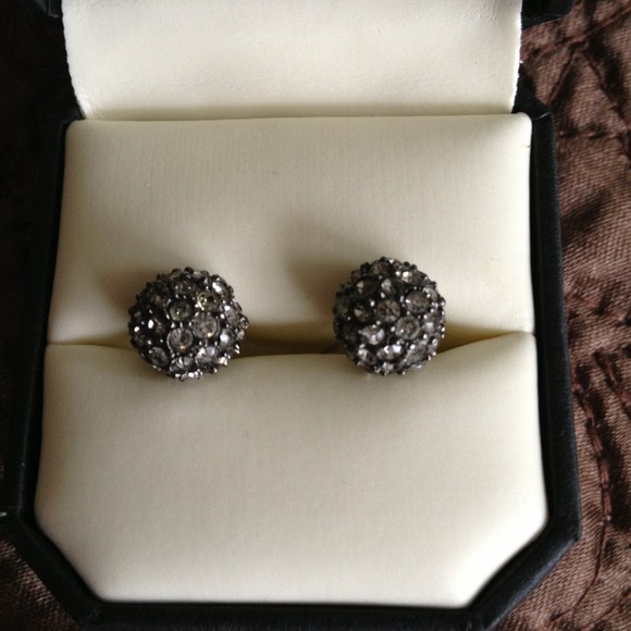 Black diamond stud fashion earrings