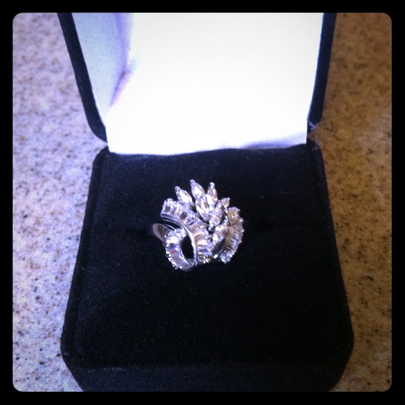 ✨SOLD✨10K White Gold & Real Diamonds! Over 1/2Ct