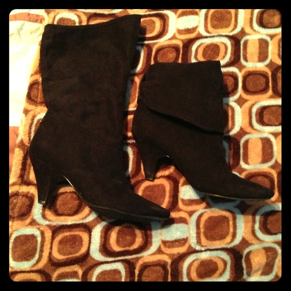 Cute black boots :) Can be worn up or down!! 👢❤