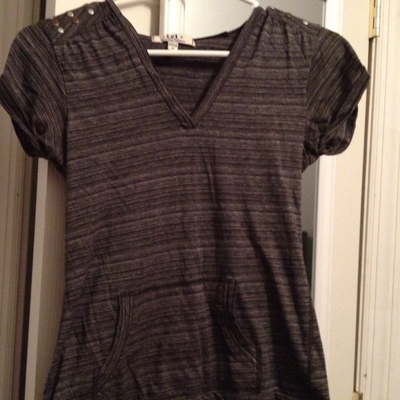 Hooded black top with front pocket