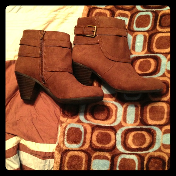 Low rise light brown boots