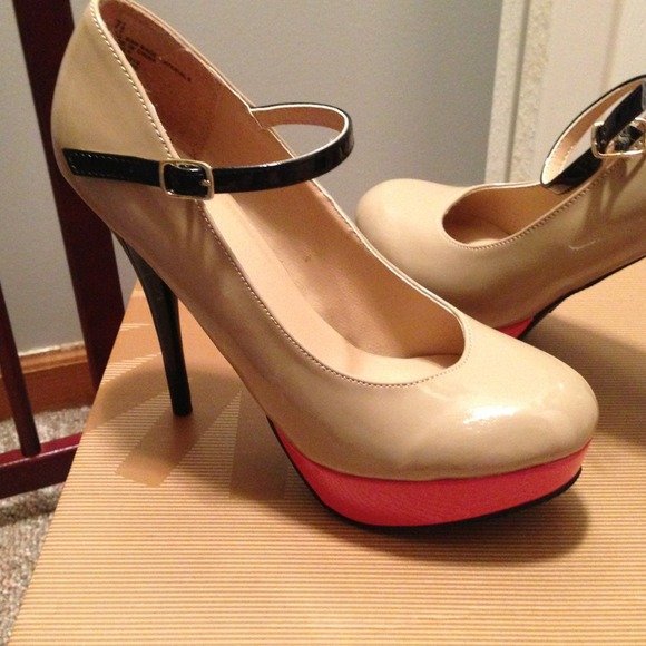 mossaio Shoes - NWOT Nude heels