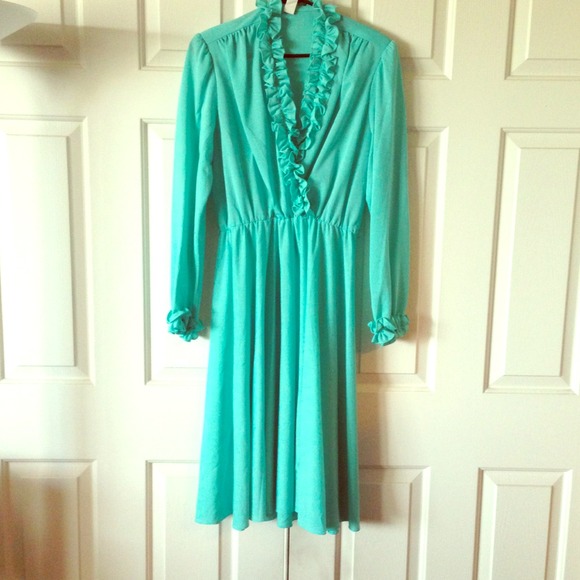 🚫SOLD🚫Vintage Knee Length Dress w/Ruffles💙