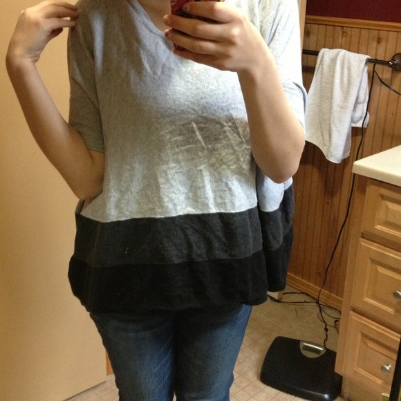 Grey color block sweater - Picture 3 of 3