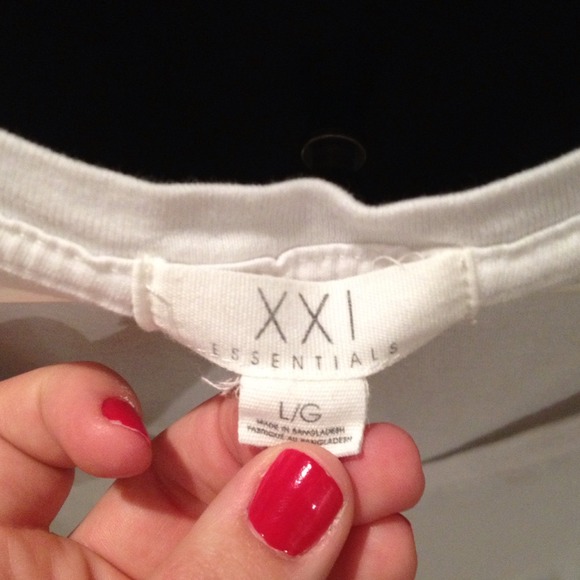 Whit v neck - Picture 2 of 2