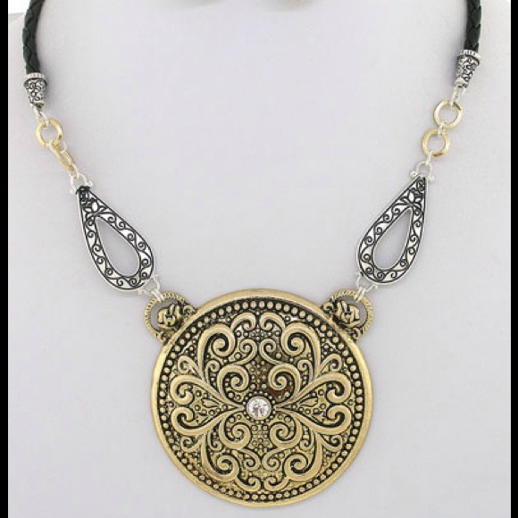 Medallion necklace set 27.00