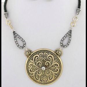 Medallion necklace set 27.00