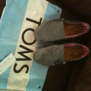 Toms wore to try on to small! Nwot TRADED!!