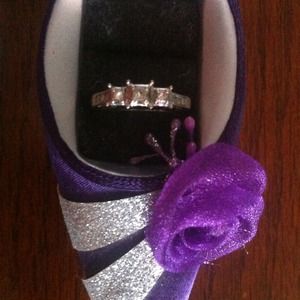 Lovely 14k real gold/diamond engagement ring