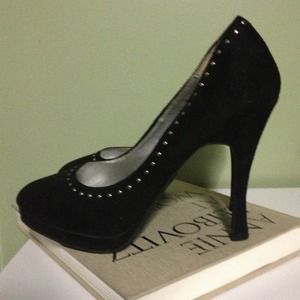 ⬇Price reduced - closet staple black pumps