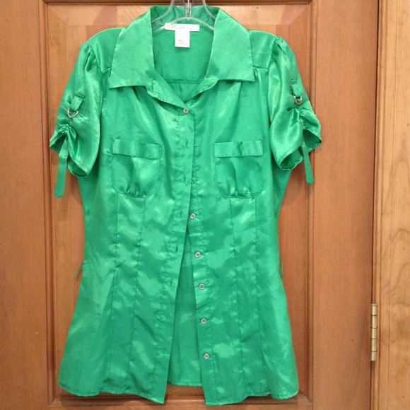 ✨Sold✨Pretty green, satiny top!