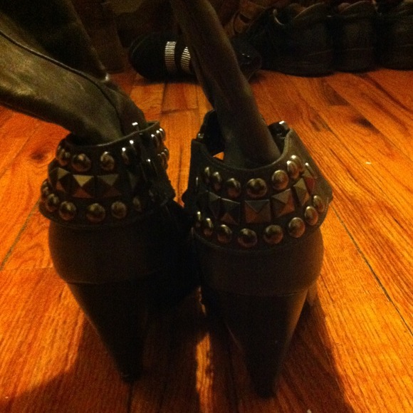Heel boots - Picture 2 of 2