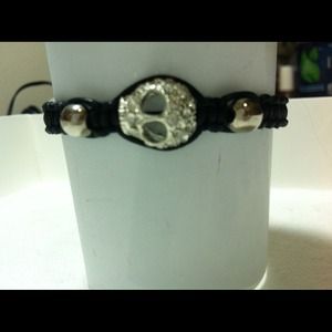 Silver skull with macrame bracelet