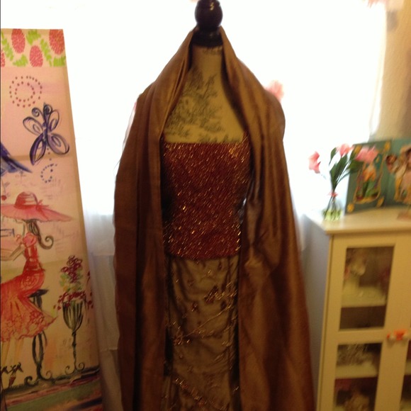 Stunning Gown - Picture 3 of 4