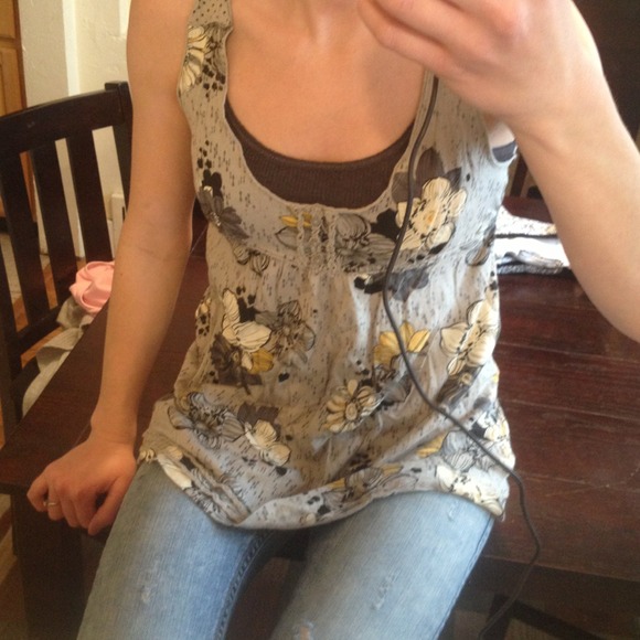 Sold in bundle****Floral top