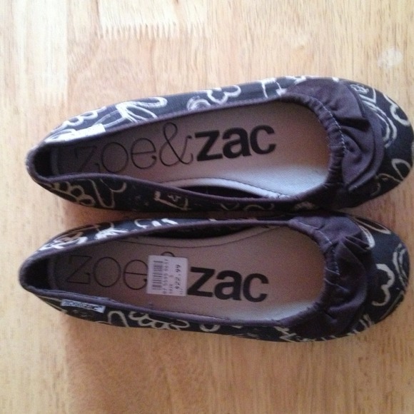 SOLD... REDUCED NWT Zoe & Zac flats size 3 girls
