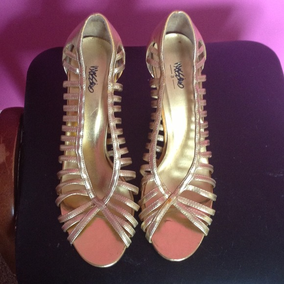 ***REDUCED***Gold heels - Picture 2 of 2