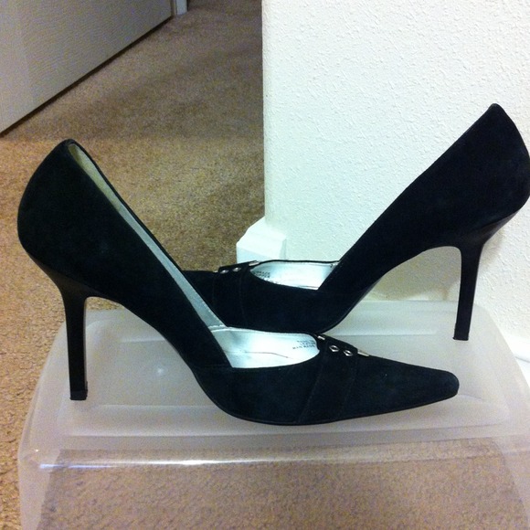 *REDUCED* Cute BCBGirls Black Velvet Shoes - Picture 3 of 4