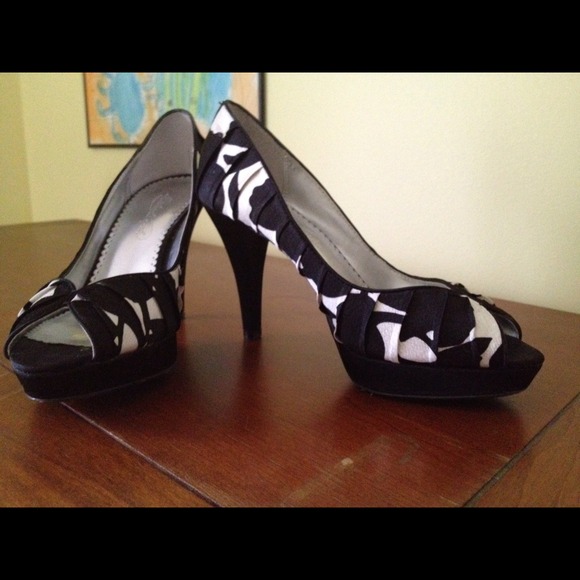 michelangelo Shoes - Black and white satin peep toes