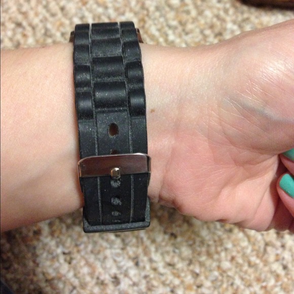 πhost pickπ Black rubber band watch - Picture 2 of 3
