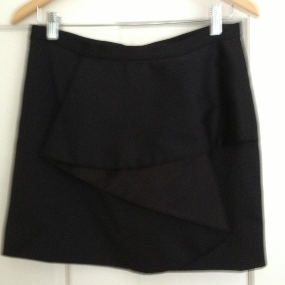Beautiful black skirt with slimming ruffle