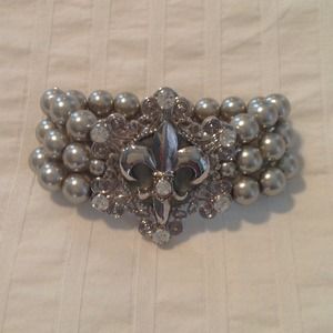 Fleur de Lis light grey pearl bracelet