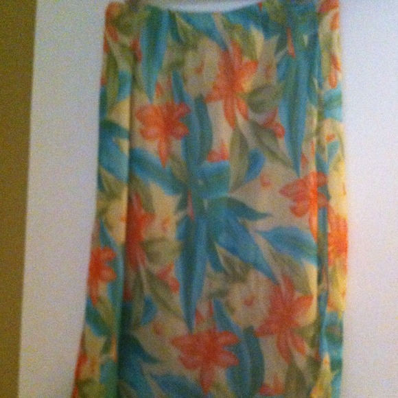 REDUCED PRICE* Asymmetric style skirt