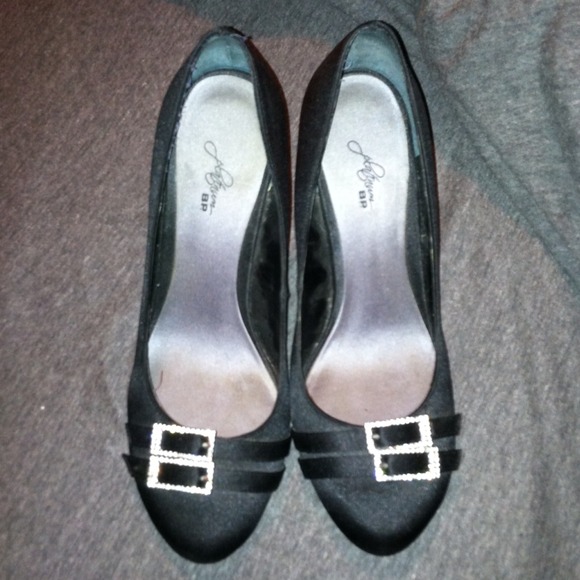 Platinum BP Black pump w/ jeweled buckles. - Picture 1 of 4
