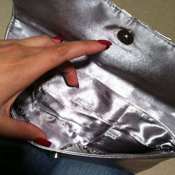 Small silver clutch 🎀👛 - Picture 2 of 4