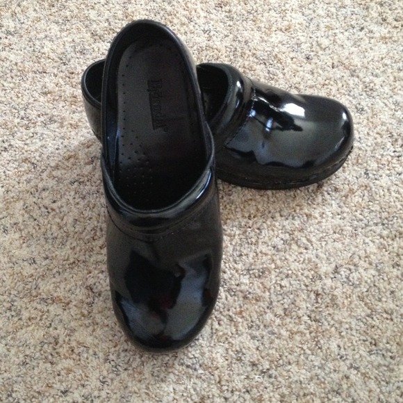 Size 8 patent black shoes 💟
