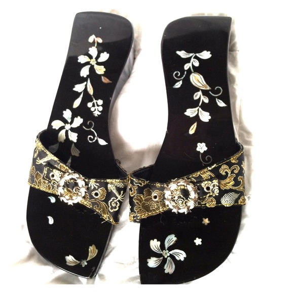 Wooden sandals with mother of pearl inlay - Picture 1 of 4