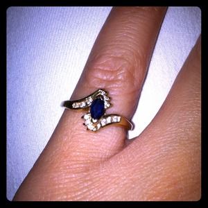 Blue sapphire ring on gold band w 12 diamonds💍💎