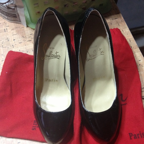 CL black pumps