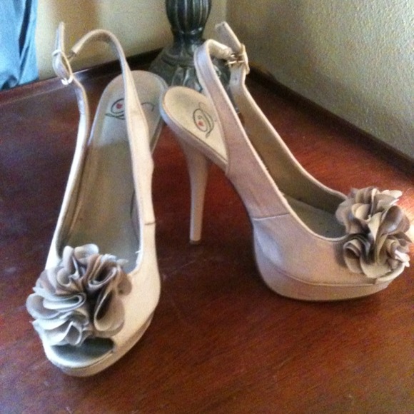 Beige pumps with flower - Picture 1 of 3